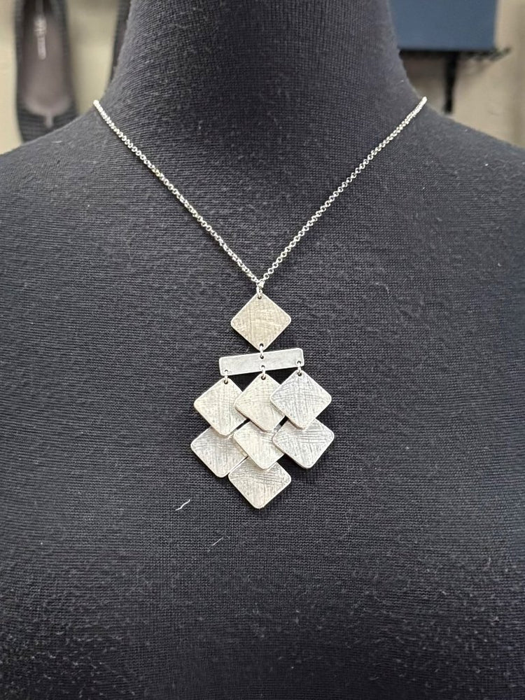 592976