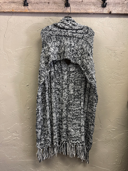 NWT LA BLEND CABLE KNIT PONCHO (org$72)