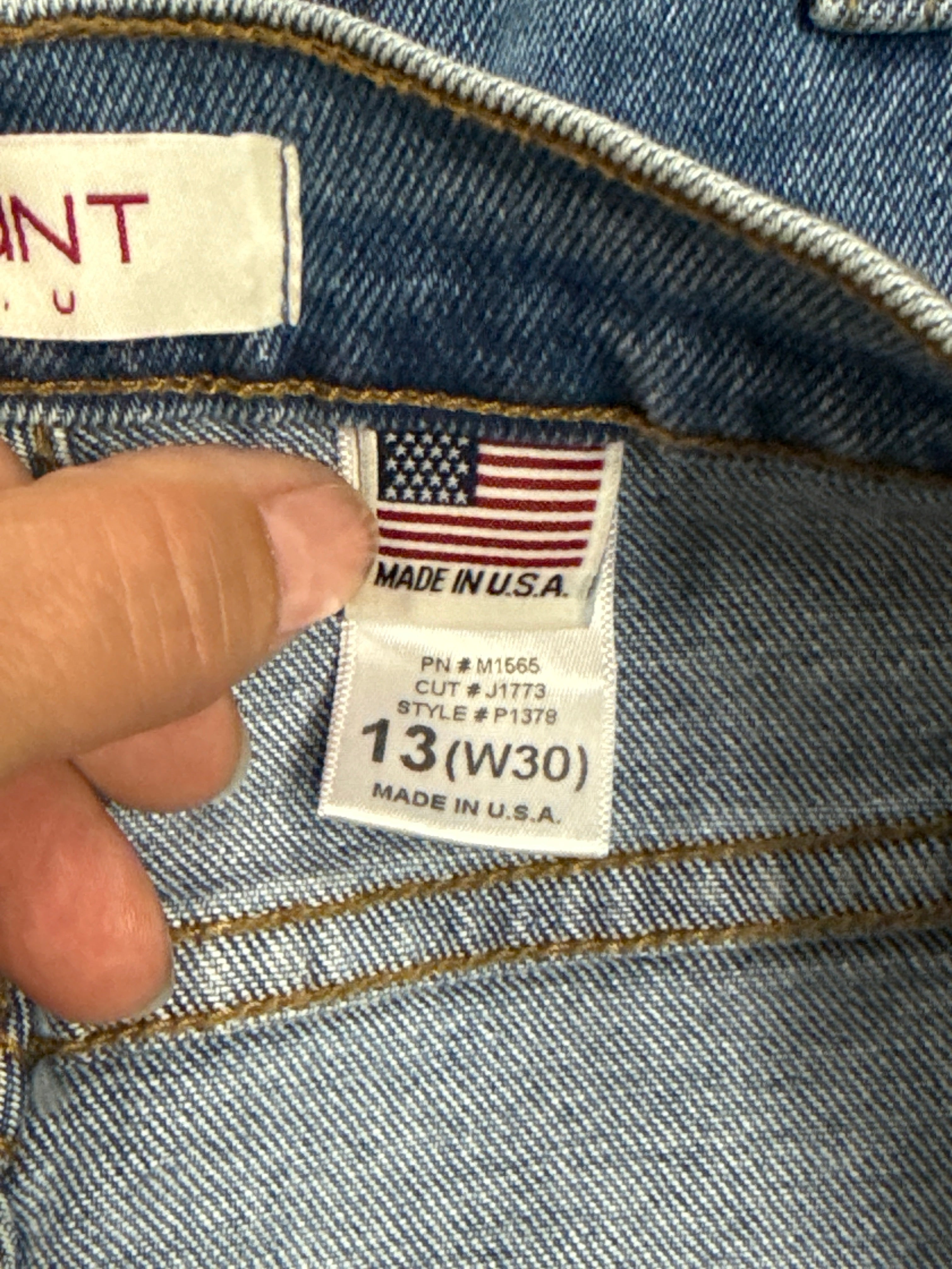 NWT VIBRANT DISTRESSED JEANS