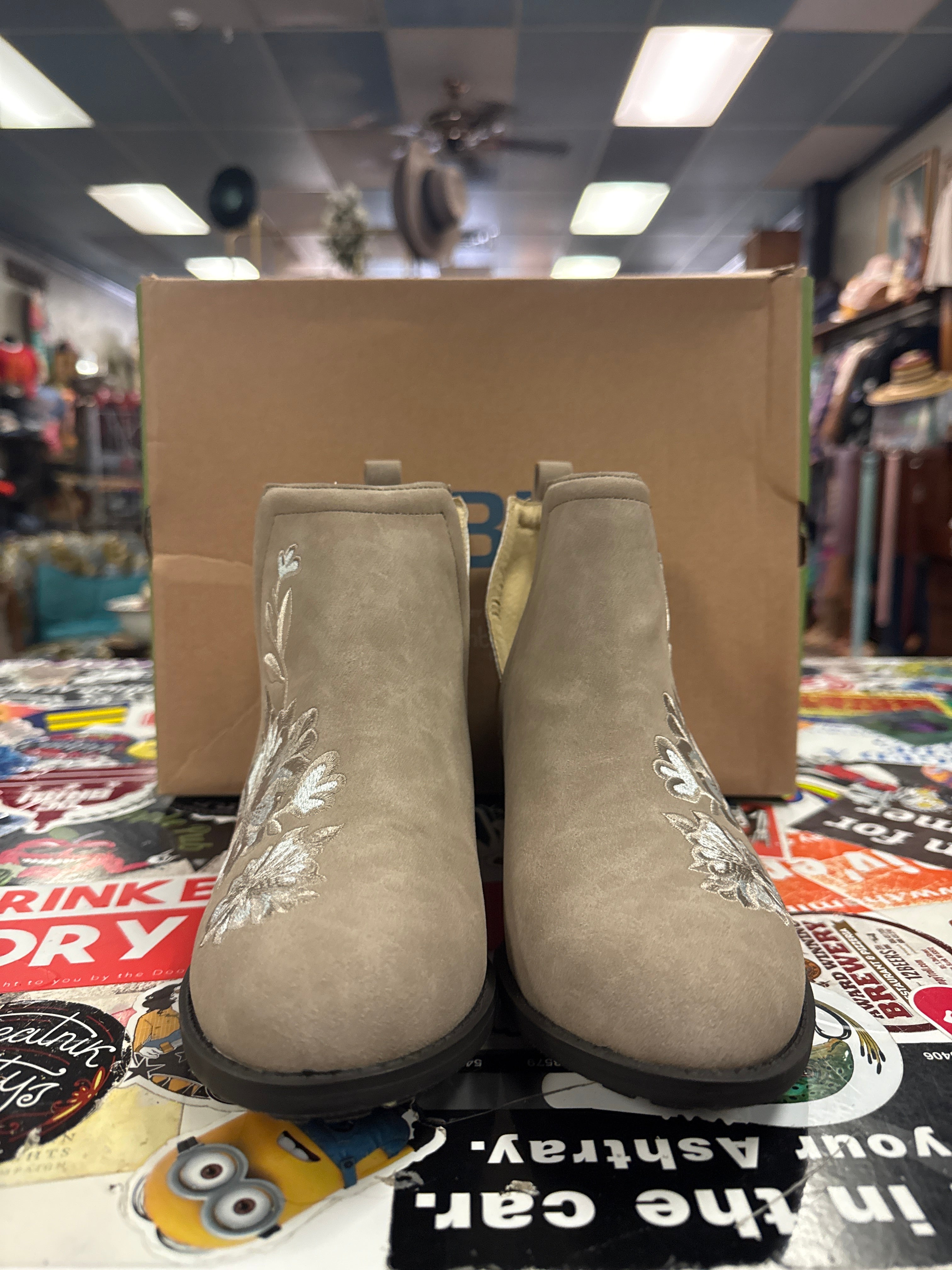 NIB JBU FLORAL EMBROIDERED BOOT (org$98)