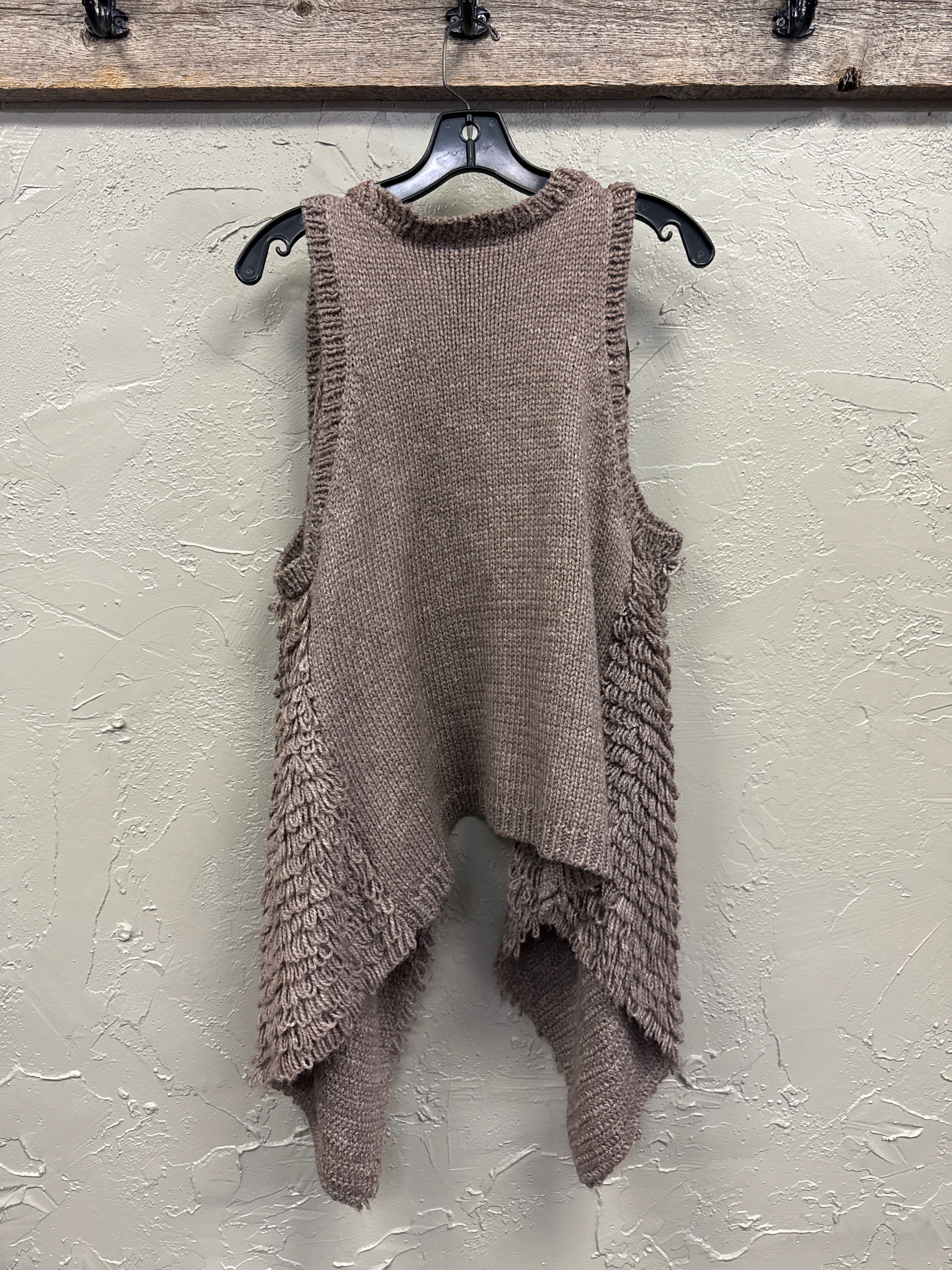 ROMEO & JULIET SWEATER VEST