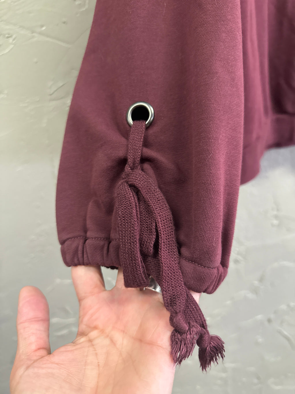 DOE & RAE WRIST DETAIL PULLOVER