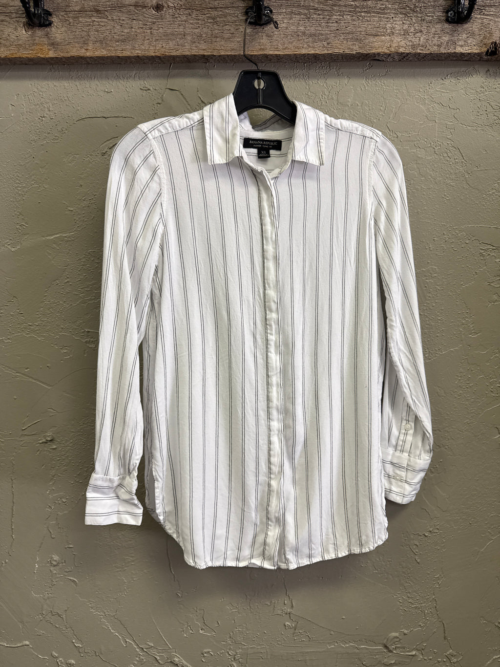BANANA REPUBLIC BUTTON UP