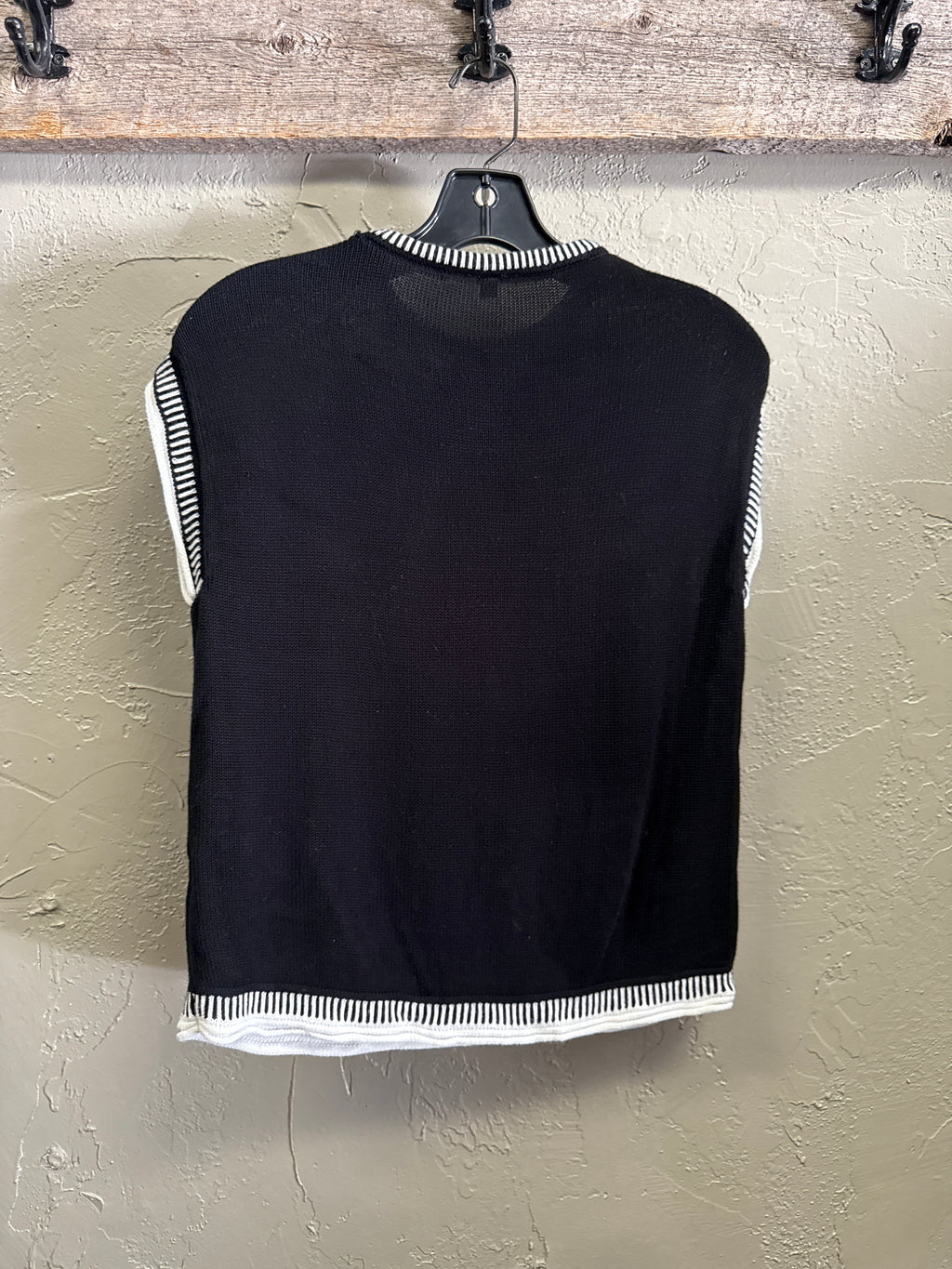 SLEEVELESS KNIT TOP