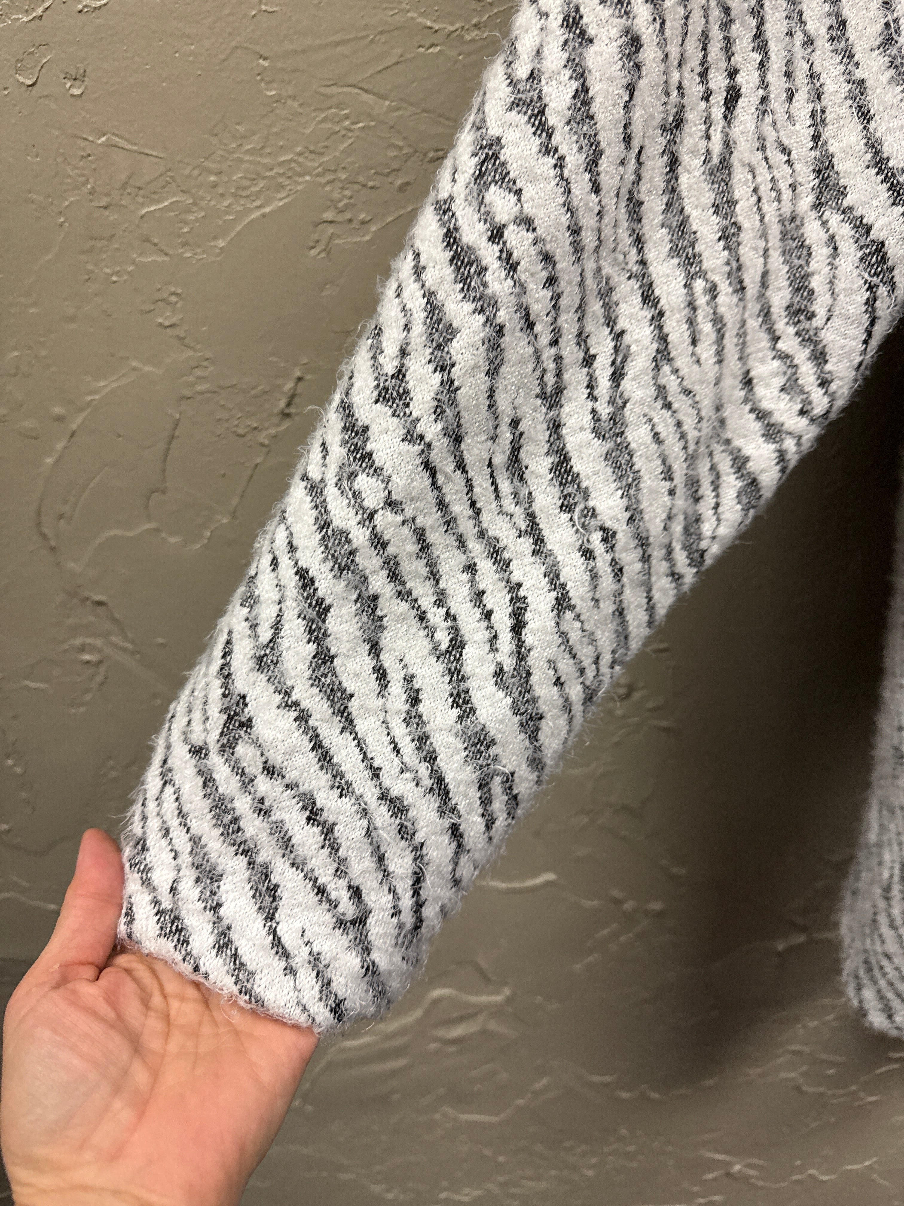 ZEBRA STRIPED CARDIGAN