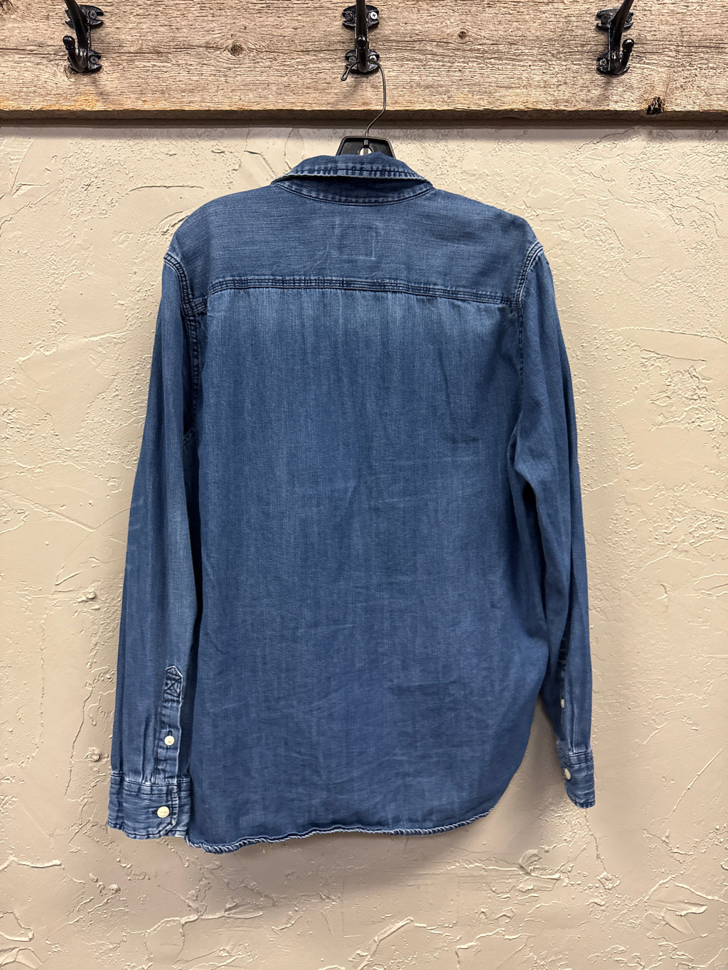 AMERICAN EAGLE CHAMBRAY SHIRT