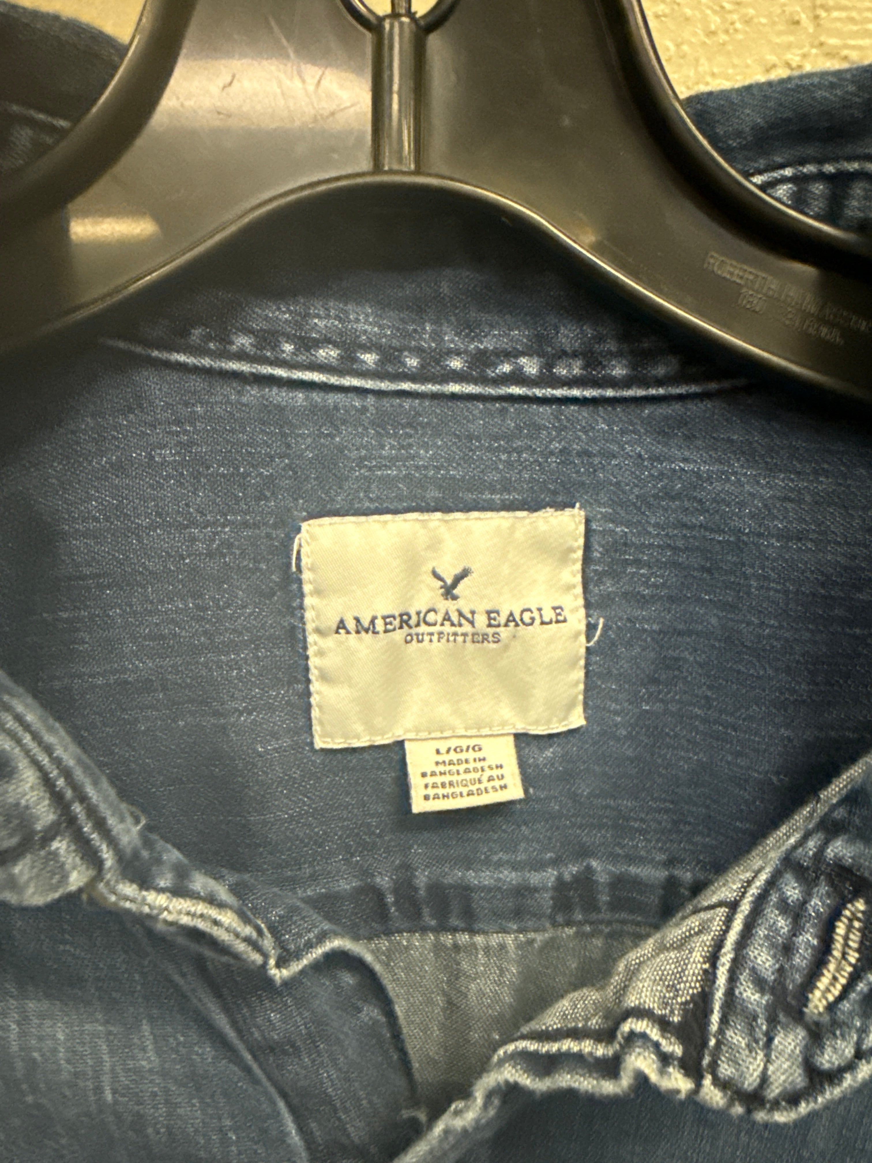 AMERICAN EAGLE CHAMBRAY SHIRT