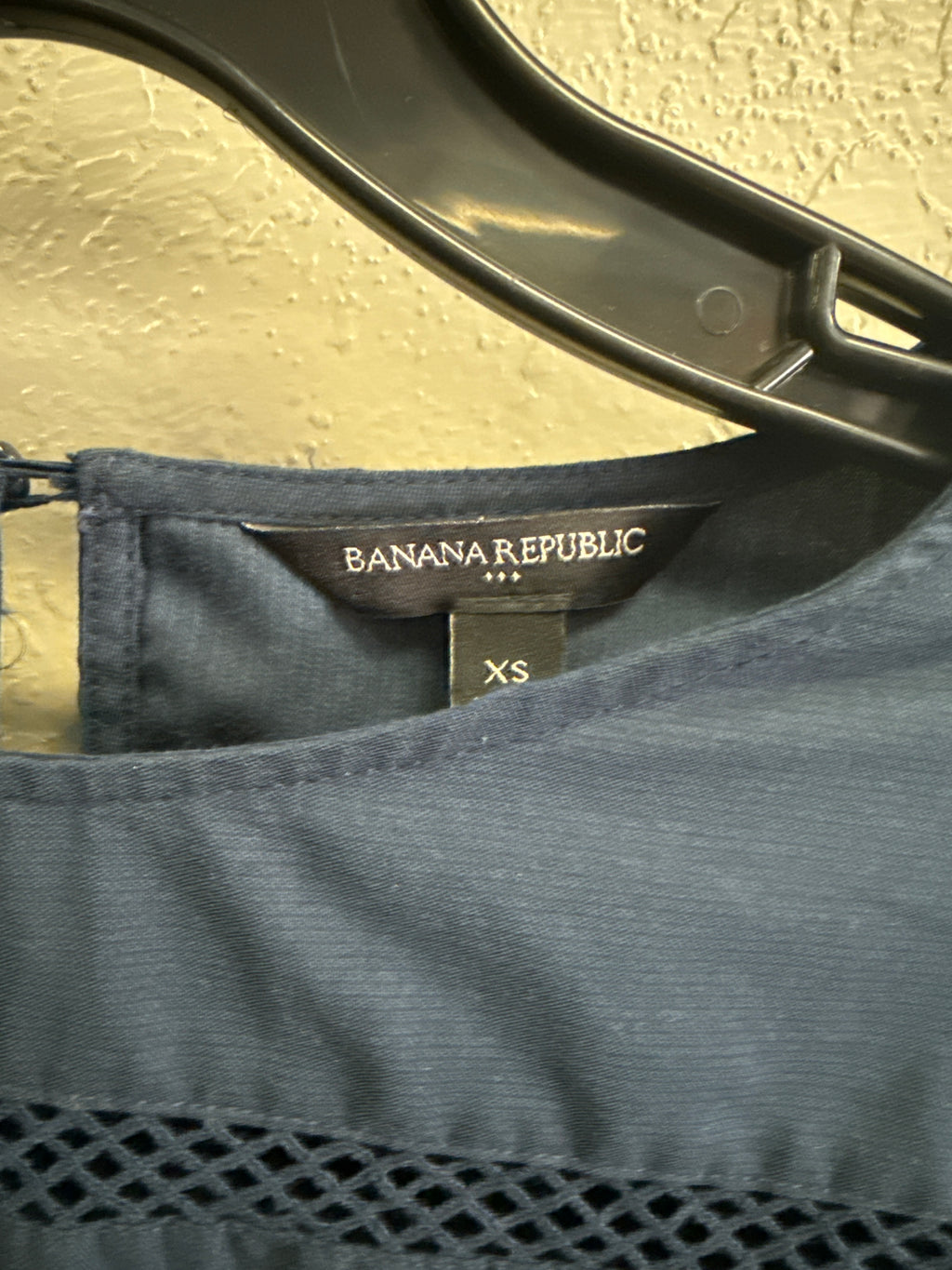 BANANA REPUBLIC LATTICE ACCENT TOP