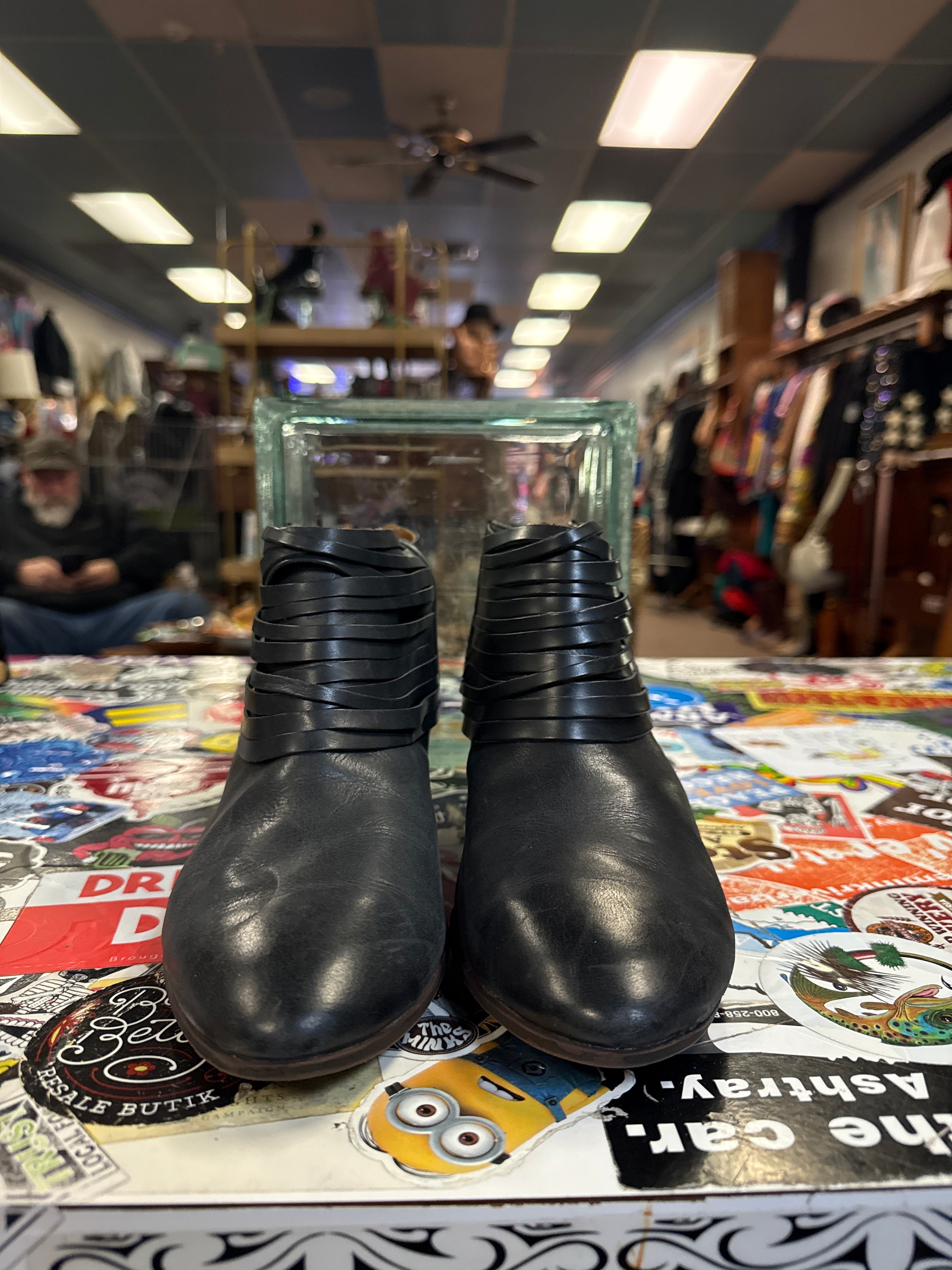 CLARKS LEATHER ANKLE BOOT (org$130)