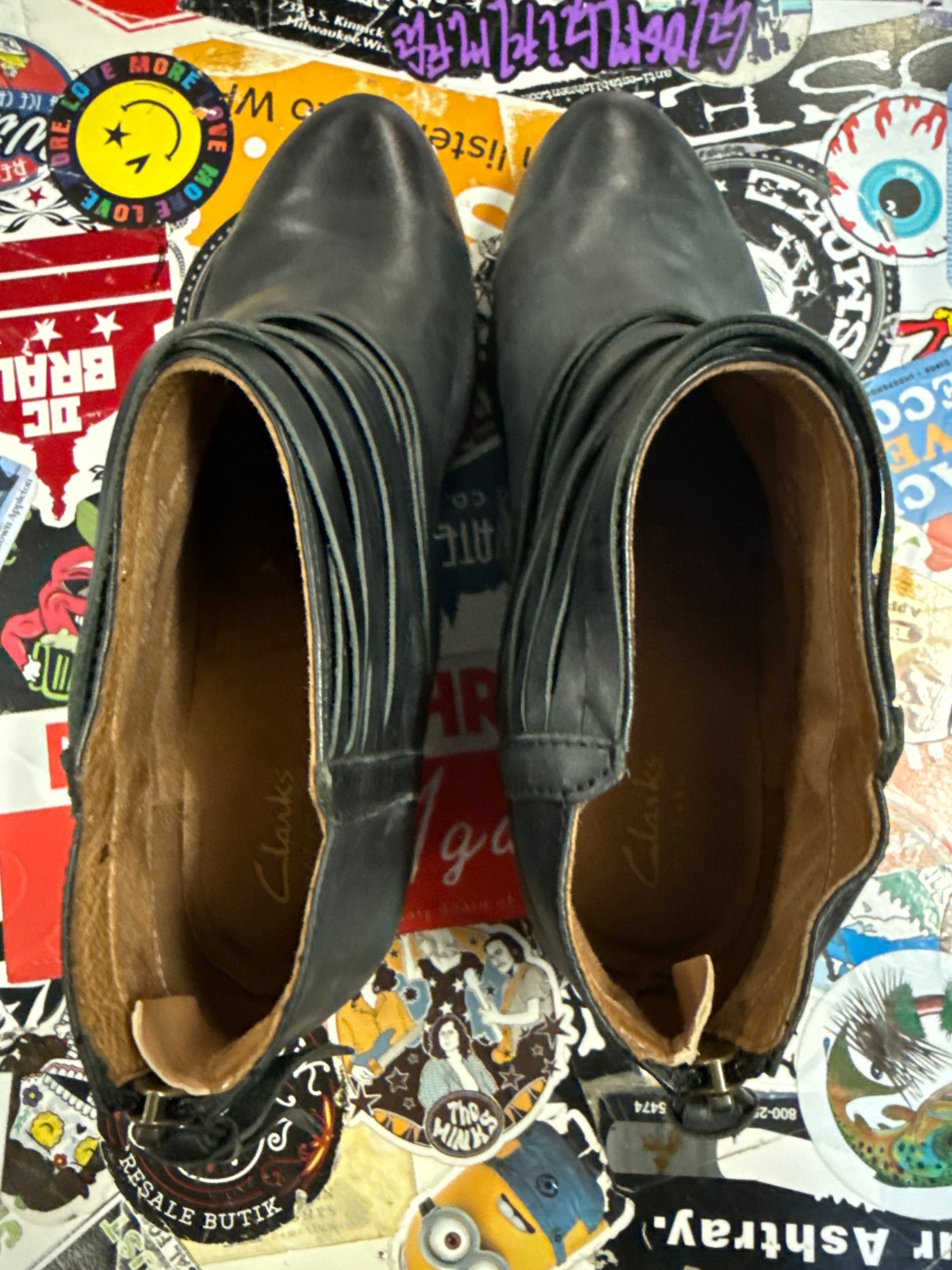 CLARKS LEATHER ANKLE BOOT (org$130)