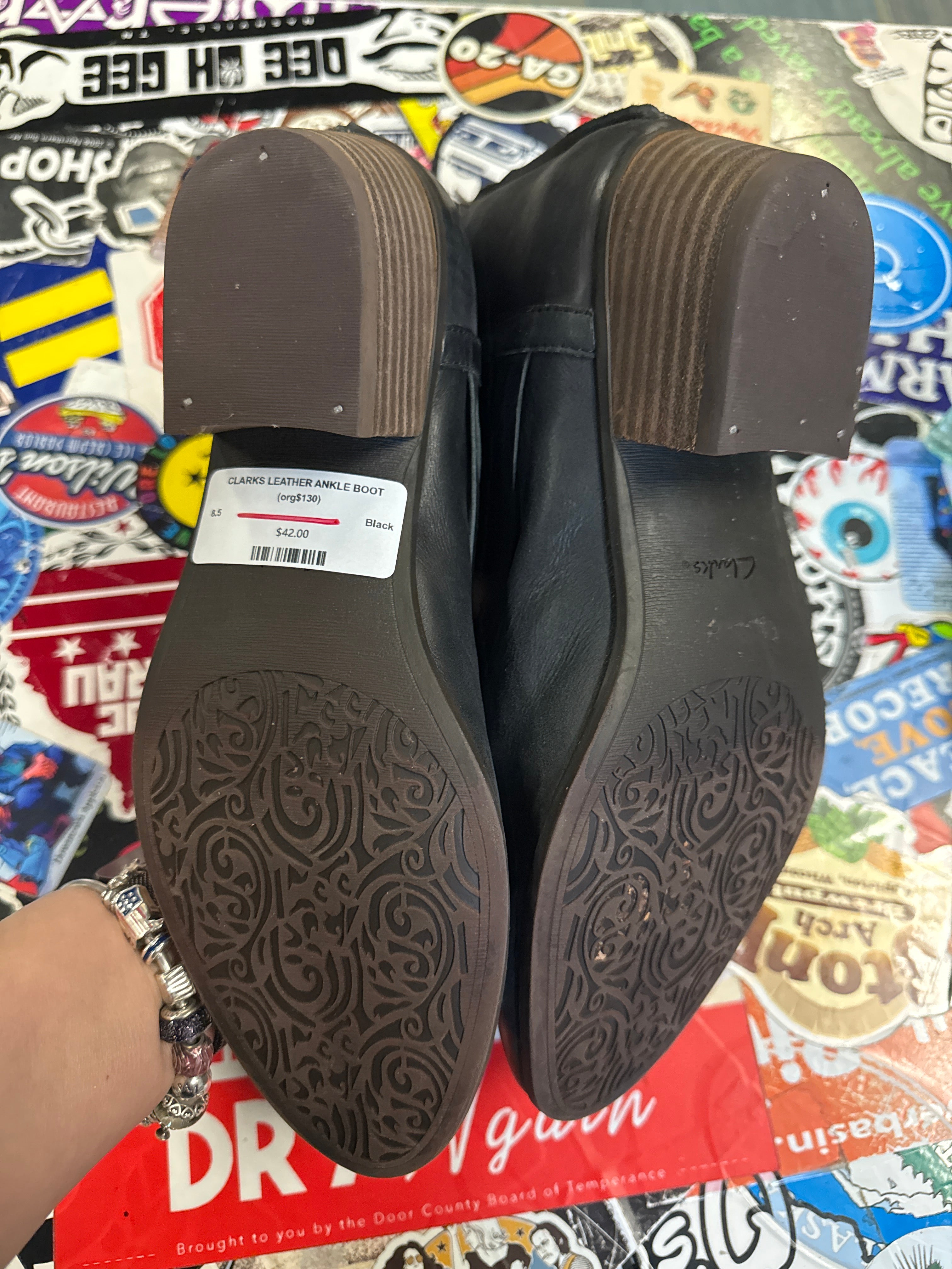 CLARKS LEATHER ANKLE BOOT (org$130)