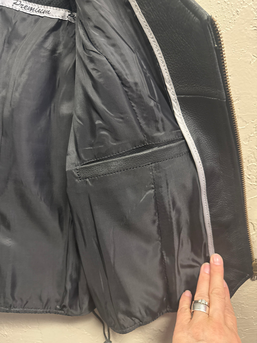 NWT UNIK WOMENS LEATHER VESTS (org$399)