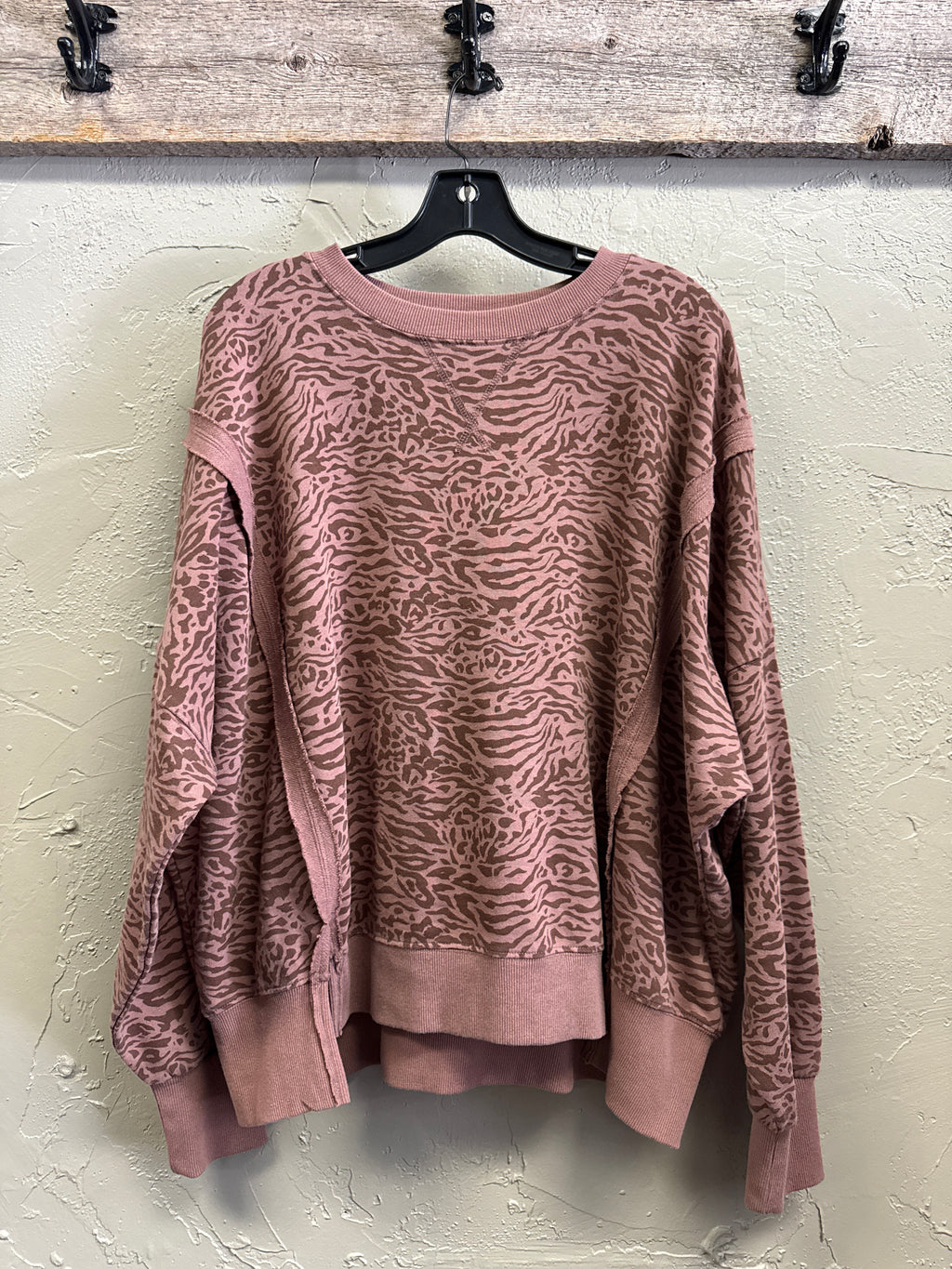 NWT VINYL ICONS TIGER-PRINT SWEATSHIRT