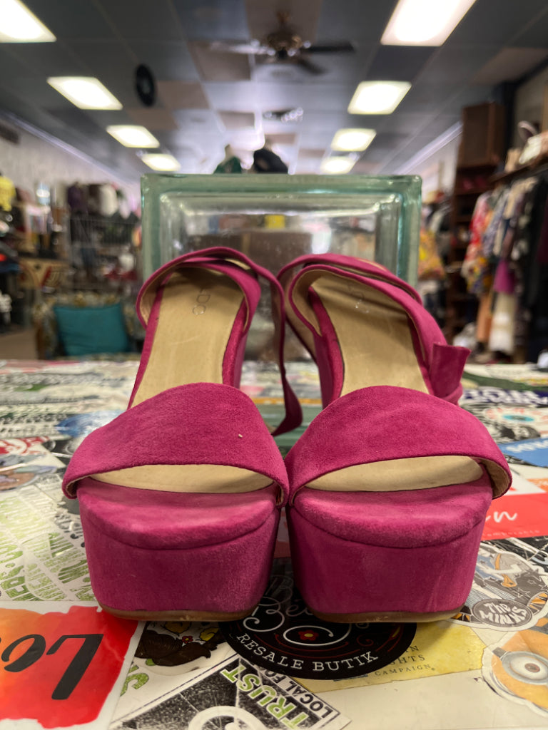 568569